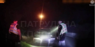 У Луцьку п'яна водійка на Toyota тікала дворами від патрульних (відео)